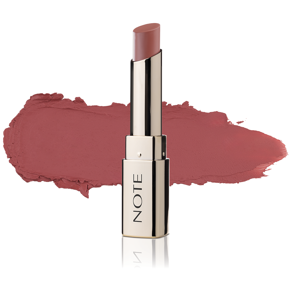أحمر شفاه أيكونيك مات (Iconic Matte Lipstick) من ماركة نوت (NOTE Cosmetique)، وهو يتميز بتركيبة بودرية مطفية غير جافة وثبات طويل