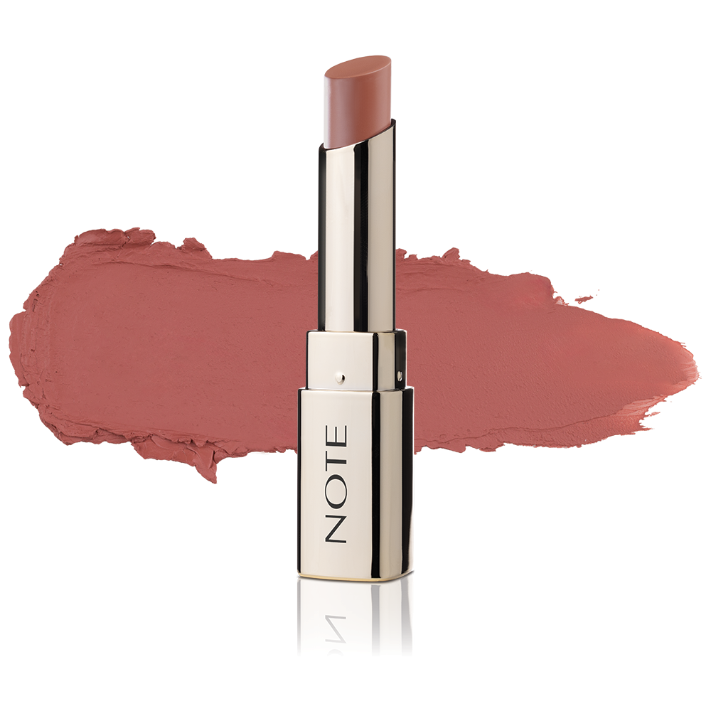 أحمر شفاه أيكونيك مات (Iconic Matte Lipstick) من ماركة نوت (NOTE Cosmetique)، وهو يتميز بتركيبة بودرية مطفية غير جافة وثبات طويل