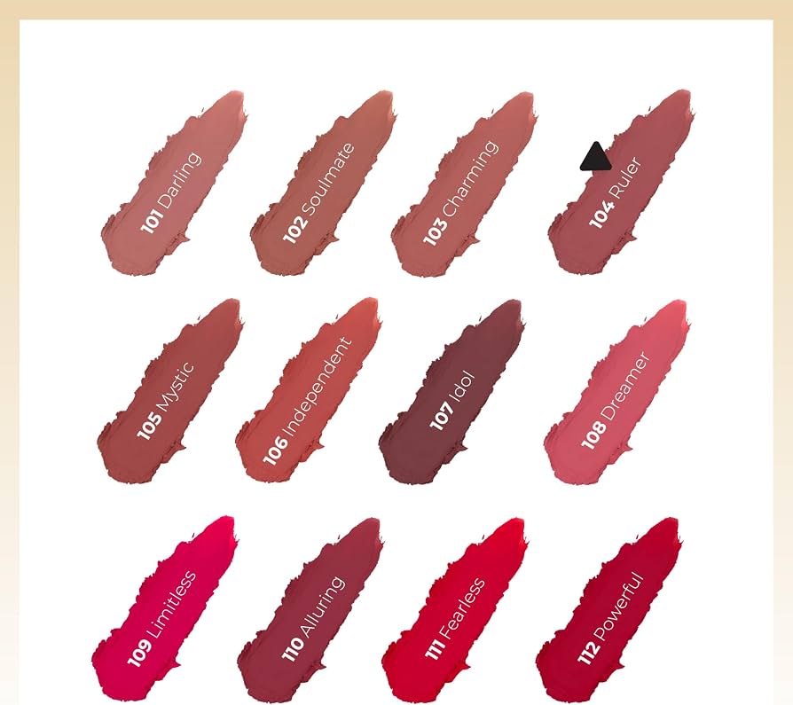 أحمر شفاه أيكونيك مات (Iconic Matte Lipstick) من ماركة نوت (NOTE Cosmetique)، وهو يتميز بتركيبة بودرية مطفية غير جافة وثبات طويل