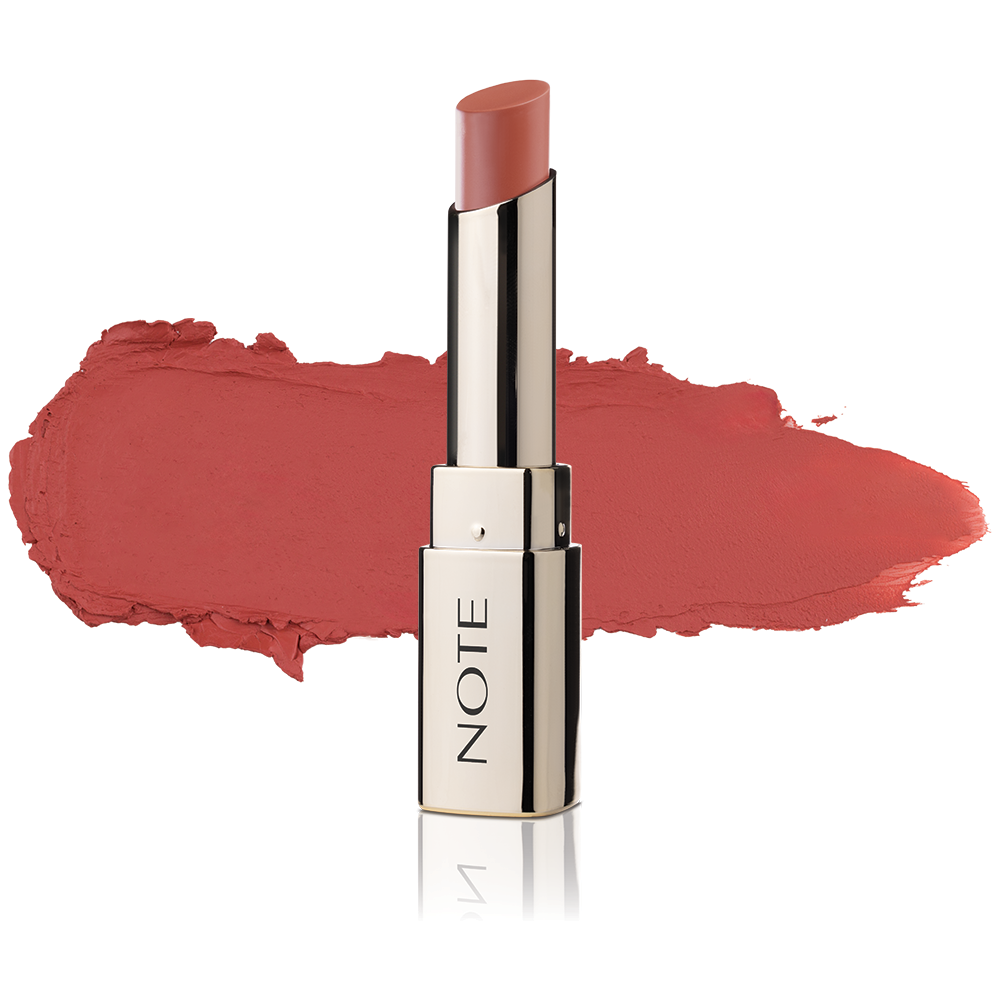 أحمر شفاه أيكونيك مات (Iconic Matte Lipstick) من ماركة نوت (NOTE Cosmetique)، وهو يتميز بتركيبة بودرية مطفية غير جافة وثبات طويل