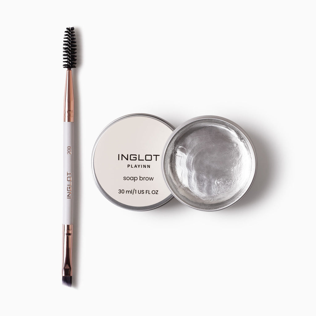 مجموعة "Brow Buddies" من Inglot تتضمن صابوناً شفافاً لتثبيت الحواجب وفرشاة مزدوجة الرأس للتطبيق.
