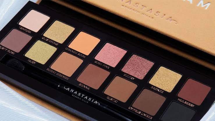 باليت ظلال العيون سوفت جلام (Soft Glam Eyeshadow Palette) من الماركة الشهيرة انستازيا بيفرلي هيلز (Anastasia Beverly Hills).