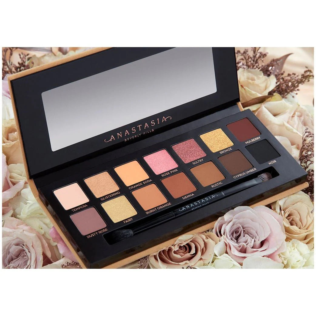 باليت ظلال العيون سوفت جلام (Soft Glam Eyeshadow Palette) من الماركة الشهيرة انستازيا بيفرلي هيلز (Anastasia Beverly Hills).