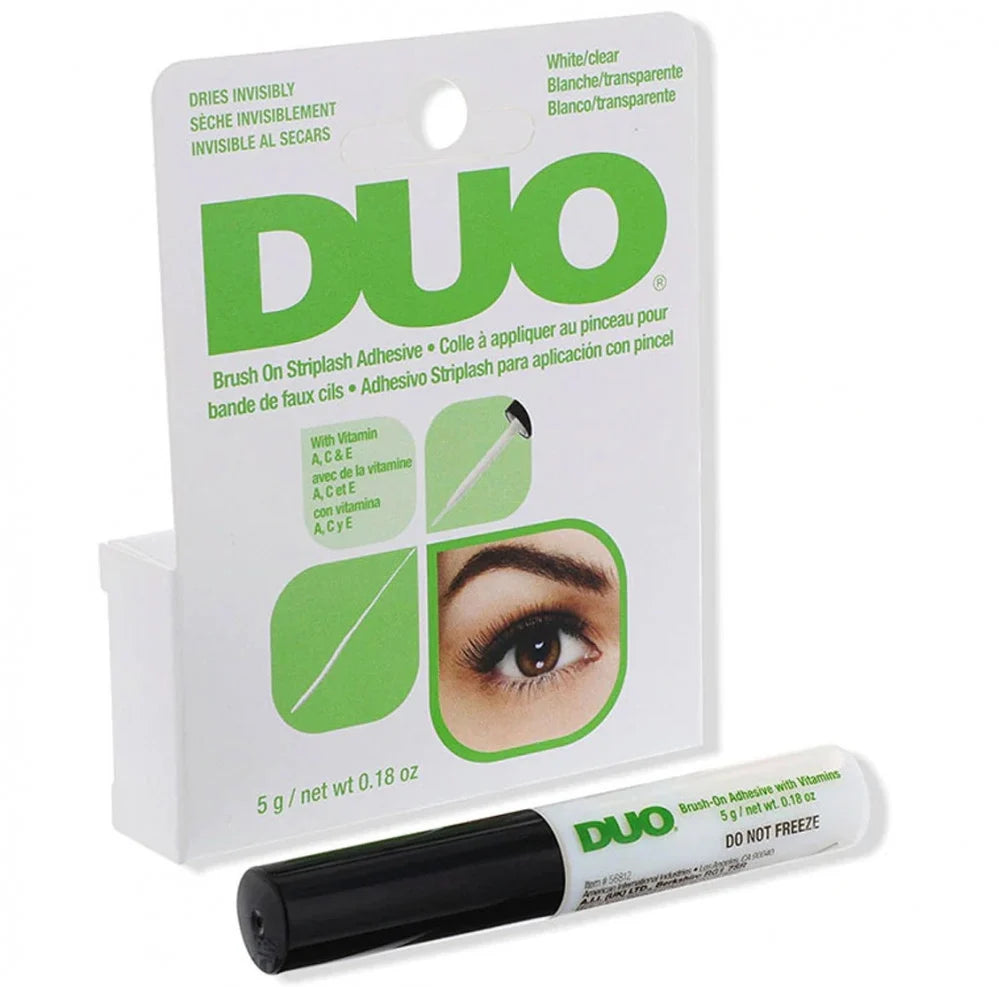 لاصق الرموش الصناعية ديو (DUO Brush-On Striplash Adhesive) باللون الأبيض/الشفاف الغني بالفيتامينات.