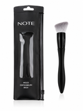 فرشاة كونتور وبلاشر مائلة (Angled Contour & Blush Brush) مع حقيبة حفظ سوداء من علامة نوت كوزمتكس (NOTE Cosmetics)، تتميز بشعيرات ناعمة ومائلة لتطبيق دقيق ومثالي للوجه
