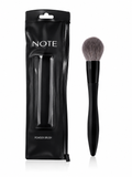 فرشاة بودرة (Powder Brush) من ماركة نوت (NOTE) تتميز بشعيرات ناعمة ومقبض أسود أنيق مع حقيبة حفظ سوداء.