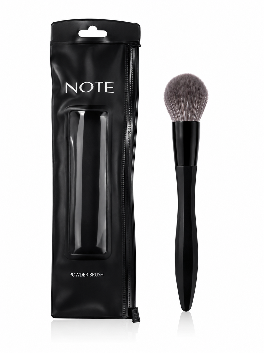 فرشاة بودرة (Powder Brush) من ماركة نوت (NOTE) تتميز بشعيرات ناعمة ومقبض أسود أنيق مع حقيبة حفظ سوداء.