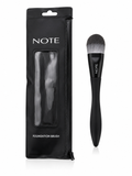 فرشاة كريم الأساس من ماركة نوت (NOTE Foundation Brush) مع حقيبة سوداء مرفقة، وتتميز بشعيرات صناعية ناعمة وكثيفة مصممة لتوزيع ودمج الفاونديشن بسلاسة دون أن تمتص كمية زائدة من المستحضر.