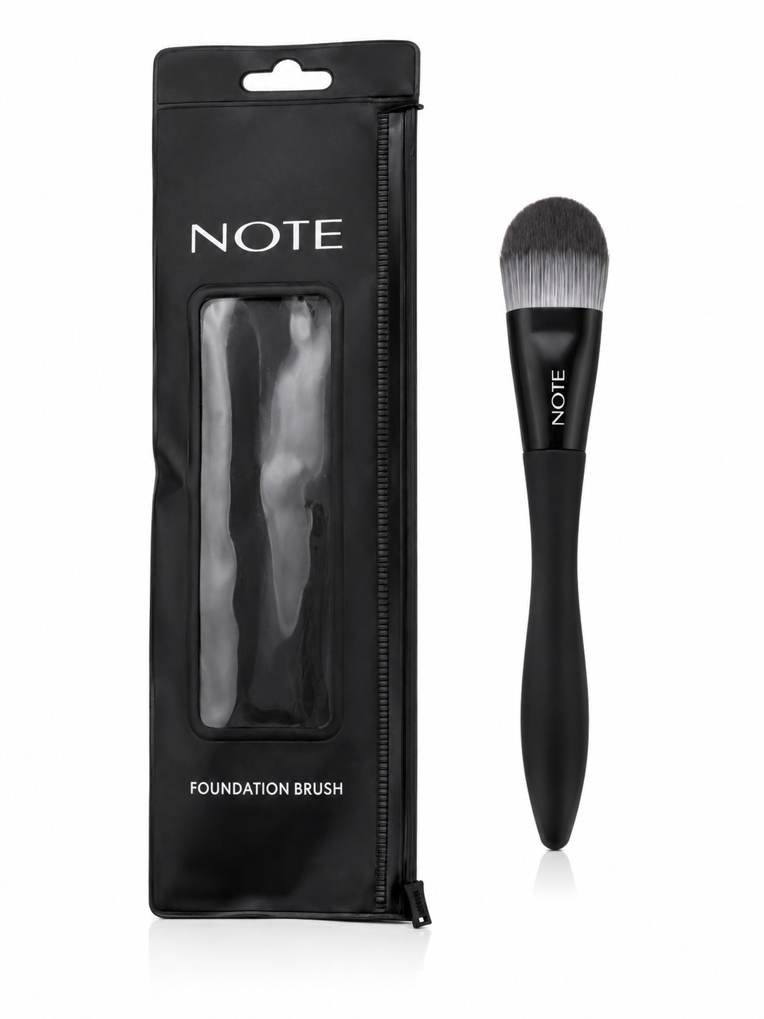 فرشاة كريم الأساس من ماركة نوت (NOTE Foundation Brush) مع حقيبة سوداء مرفقة، وتتميز بشعيرات صناعية ناعمة وكثيفة مصممة لتوزيع ودمج الفاونديشن بسلاسة دون أن تمتص كمية زائدة من المستحضر.