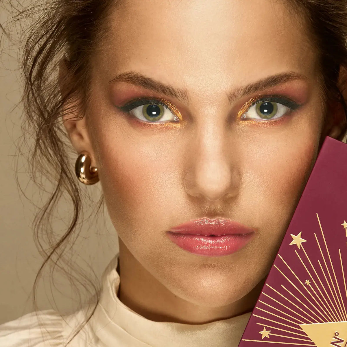 لوحة ظلال العيون إصدار الذكرى السنوية الـ 75 (No. 75 Anniversary Eyeshadow Palette) من الماركة الشهيرة فارمسي (Farmasi).