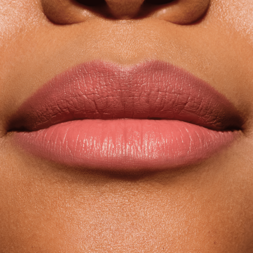 2 في 1: حددي، لوني، وتألقي مع Catrice Lip Artist. درجة 030