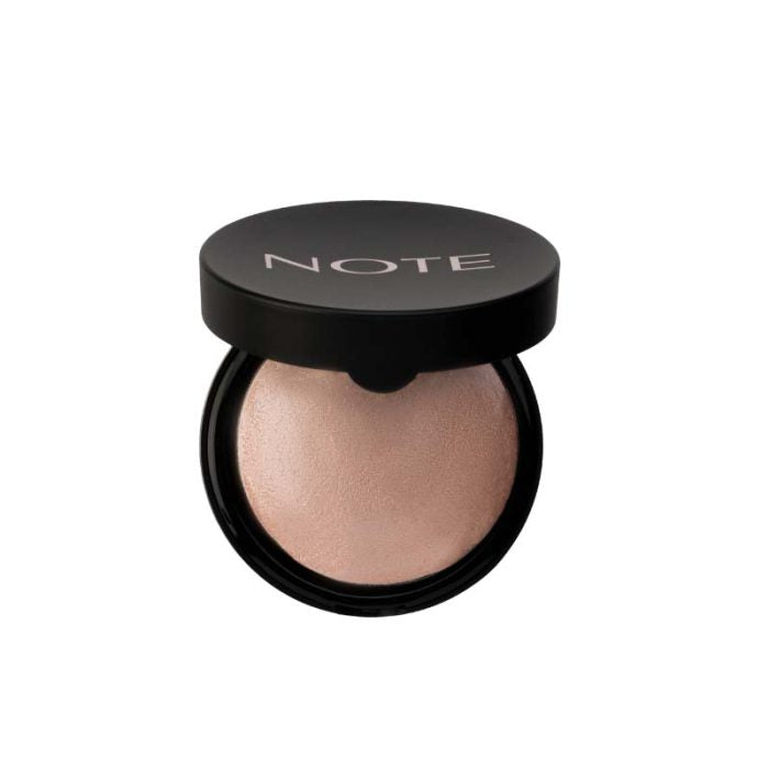 هايلايتر بيكد (Baked Highlighter) من ماركة نوت (Note)، وهو مصمم لمنح البشرة إشراقة لؤلؤية متألقة.