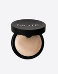 هايلايتر بيكد (Baked Highlighter) من ماركة نوت (Note)، وهو مصمم لمنح البشرة إشراقة لؤلؤية متألقة.