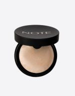 هايلايتر بيكد (Baked Highlighter) من ماركة نوت (Note)، وهو مصمم لمنح البشرة إشراقة لؤلؤية متألقة.
