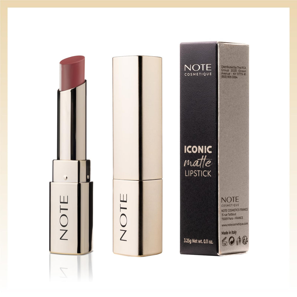 أحمر شفاه أيكونيك مات (Iconic Matte Lipstick) من ماركة نوت (NOTE Cosmetique)، وهو يتميز بتركيبة بودرية مطفية غير جافة وثبات طويل