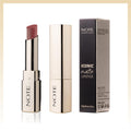 أحمر شفاه أيكونيك مات (Iconic Matte Lipstick) من ماركة نوت (NOTE Cosmetique)، وهو يتميز بتركيبة بودرية مطفية غير جافة وثبات طويل