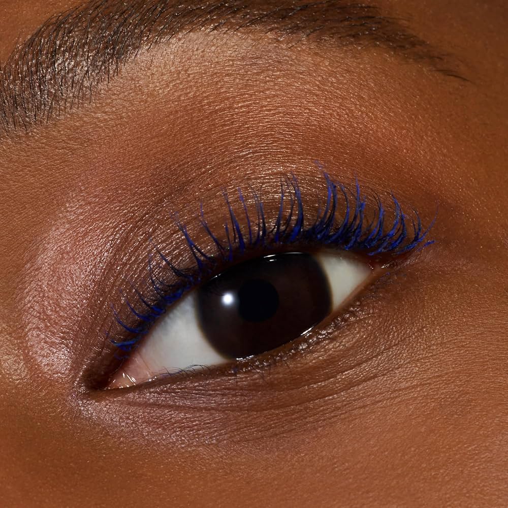 ماسكارا إيسنس آي لوف إكستريم كريزي فوليوم الزرقاء (Essence I Love Extreme Blue Crazy Volume Mascara)، وتتميز بتصميمها الأزرق والزهري ومنحها حجماً كثيفاً للرموش بلون أزرق جريء وعصري
