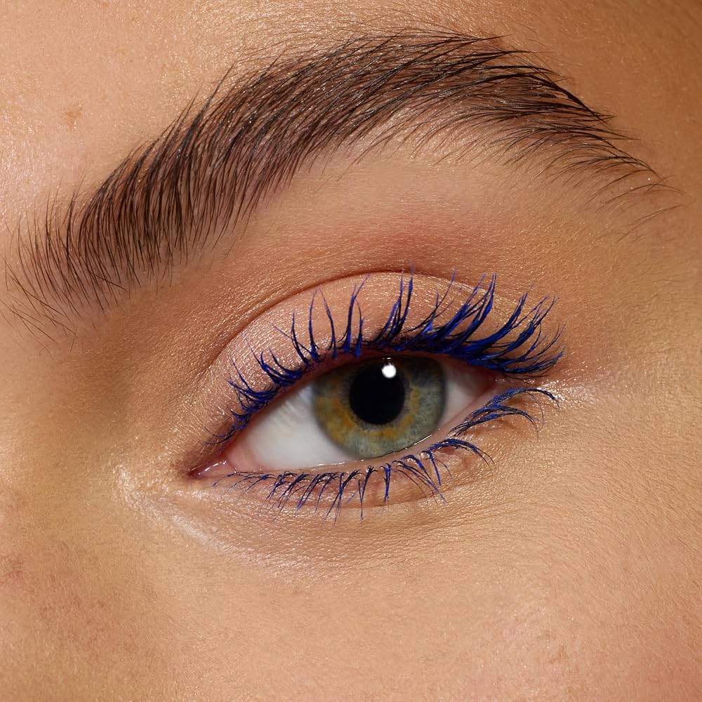 ماسكارا إيسنس آي لوف إكستريم كريزي فوليوم الزرقاء (Essence I Love Extreme Blue Crazy Volume Mascara)، وتتميز بتصميمها الأزرق والزهري ومنحها حجماً كثيفاً للرموش بلون أزرق جريء وعصري