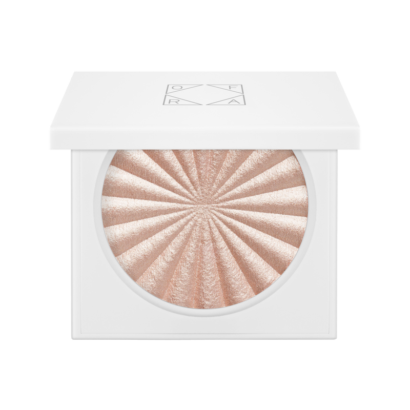 هو هايلايتر (مُضيء بشرة) من ماركة أوفرا (OFRA Cosmetics) الشهيرة بتركيبة "الباودر المخبوز من السائل" (Liquid-to-baked).