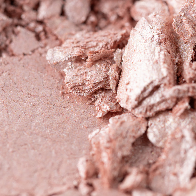 هو هايلايتر (مُضيء بشرة) من ماركة أوفرا (OFRA Cosmetics) الشهيرة بتركيبة "الباودر المخبوز من السائل" (Liquid-to-baked).