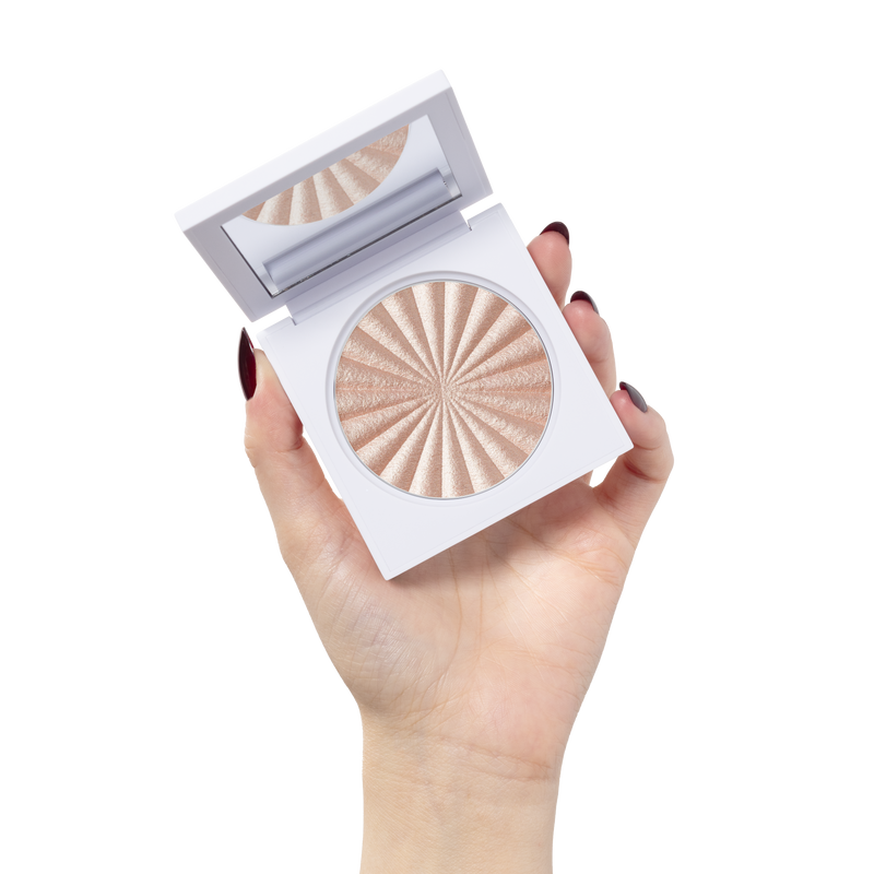هو هايلايتر (مُضيء بشرة) من ماركة أوفرا (OFRA Cosmetics) الشهيرة بتركيبة "الباودر المخبوز من السائل" (Liquid-to-baked).