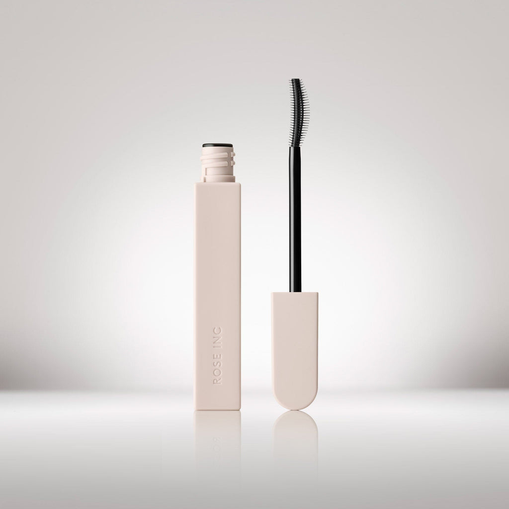 ماسكارا سيروم هجينة مصممة لرفع الرموش، وإطالتها، وتغذيتها في آن واحدRose Inc Ultra-Black Lash Lift Serum Mascara