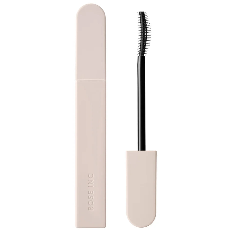ماسكارا سيروم هجينة مصممة لرفع الرموش، وإطالتها، وتغذيتها في آن واحدRose Inc Ultra-Black Lash Lift Serum Mascara