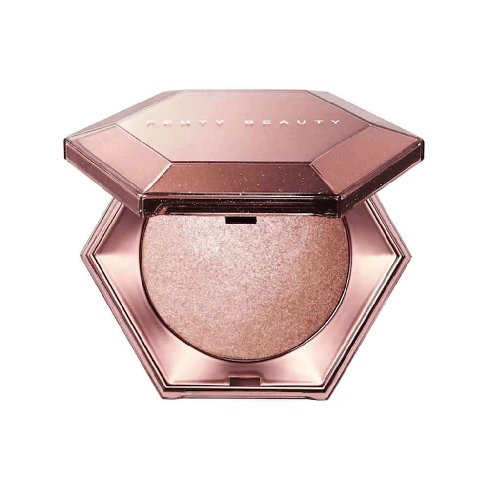هو هايلايتر Diamond Bomb All-Over Diamond Veil من ماركة Fenty Beauty الشهيرة (بدرجة Rosé Rave الوردية اللامعة)