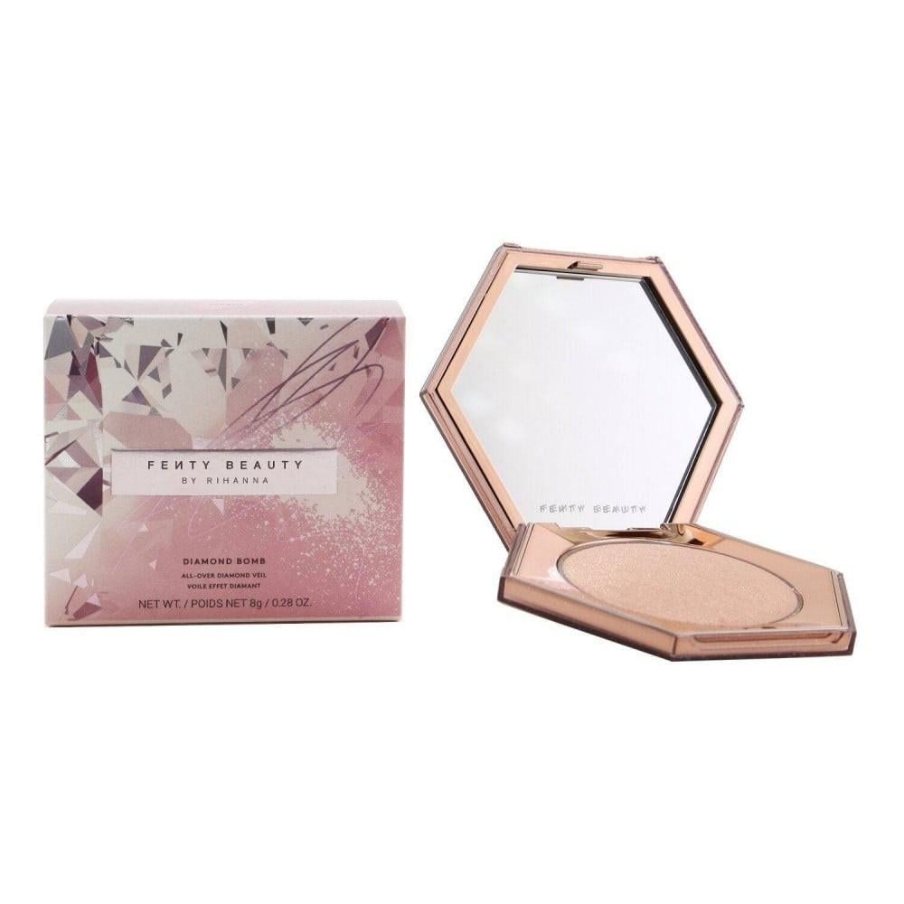 هو هايلايتر Diamond Bomb All-Over Diamond Veil من ماركة Fenty Beauty الشهيرة (بدرجة Rosé Rave الوردية اللامعة)