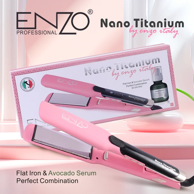 مكواة فرد الشعر الاحترافية من ماركة إنزو (ENZO Professional)، تحديداً موديل EN-3993 Nano Titanium المصمم بالتعاون مع تقنيات إيطالية. يأتي هذا الإصدار باللون الوردي كجزء من مجموعة متكاملة تجمع بين الفرد والعناية الفائقة بالشعر