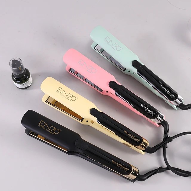 مكواة فرد الشعر الاحترافية من ماركة إنزو (ENZO Professional)، تحديداً موديل EN-3993 Nano Titanium المصمم بالتعاون مع تقنيات إيطالية. يأتي هذا الإصدار باللون الوردي كجزء من مجموعة متكاملة تجمع بين الفرد والعناية الفائقة بالشعر