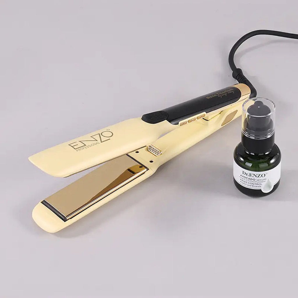 مكواة فرد الشعر الاحترافية من ماركة إنزو (ENZO Professional)، تحديداً موديل EN-3993 Nano Titanium المصمم بالتعاون مع تقنيات إيطالية. يأتي هذا الإصدار باللون الوردي كجزء من مجموعة متكاملة تجمع بين الفرد والعناية الفائقة بالشعر
