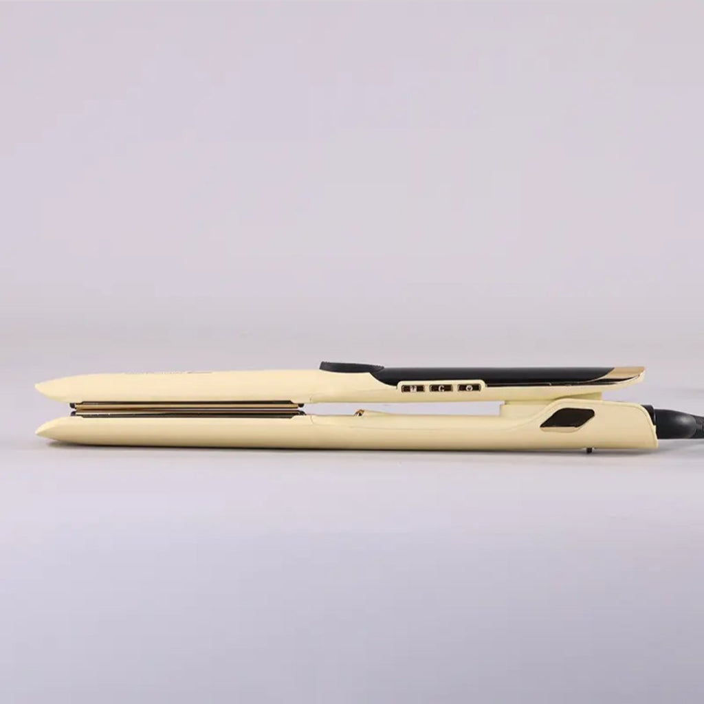 مكواة فرد الشعر الاحترافية من ماركة إنزو (ENZO Professional)، تحديداً موديل EN-3993 Nano Titanium المصمم بالتعاون مع تقنيات إيطالية. يأتي هذا الإصدار باللون الوردي كجزء من مجموعة متكاملة تجمع بين الفرد والعناية الفائقة بالشعر