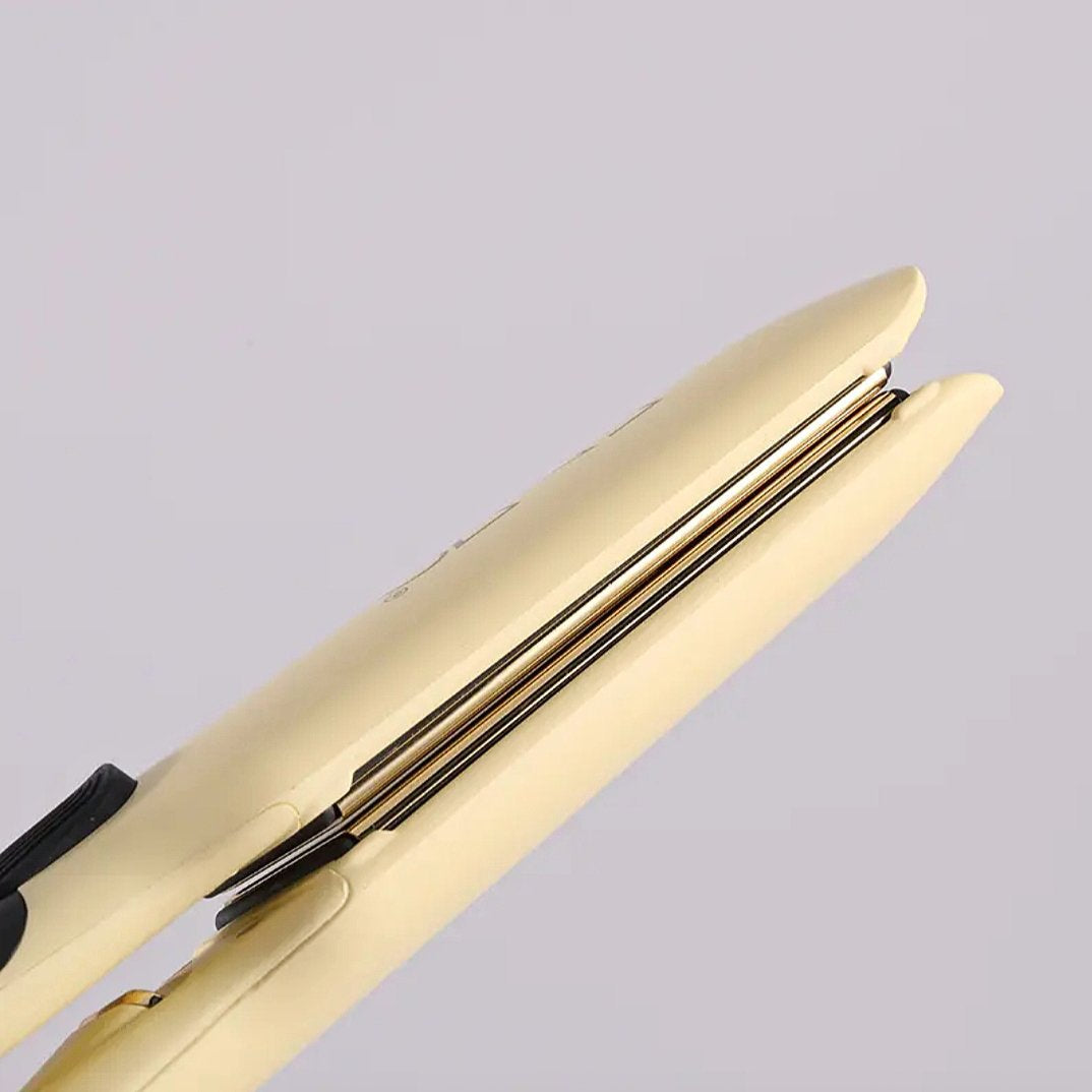 مكواة فرد الشعر الاحترافية من ماركة إنزو (ENZO Professional)، تحديداً موديل EN-3993 Nano Titanium المصمم بالتعاون مع تقنيات إيطالية. يأتي هذا الإصدار باللون الوردي كجزء من مجموعة متكاملة تجمع بين الفرد والعناية الفائقة بالشعر