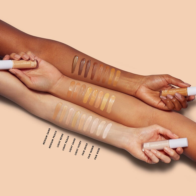 كونسيلر e.l.f. Hydrating Camo بلمسة نهائية ساتانية ولون فاتح.