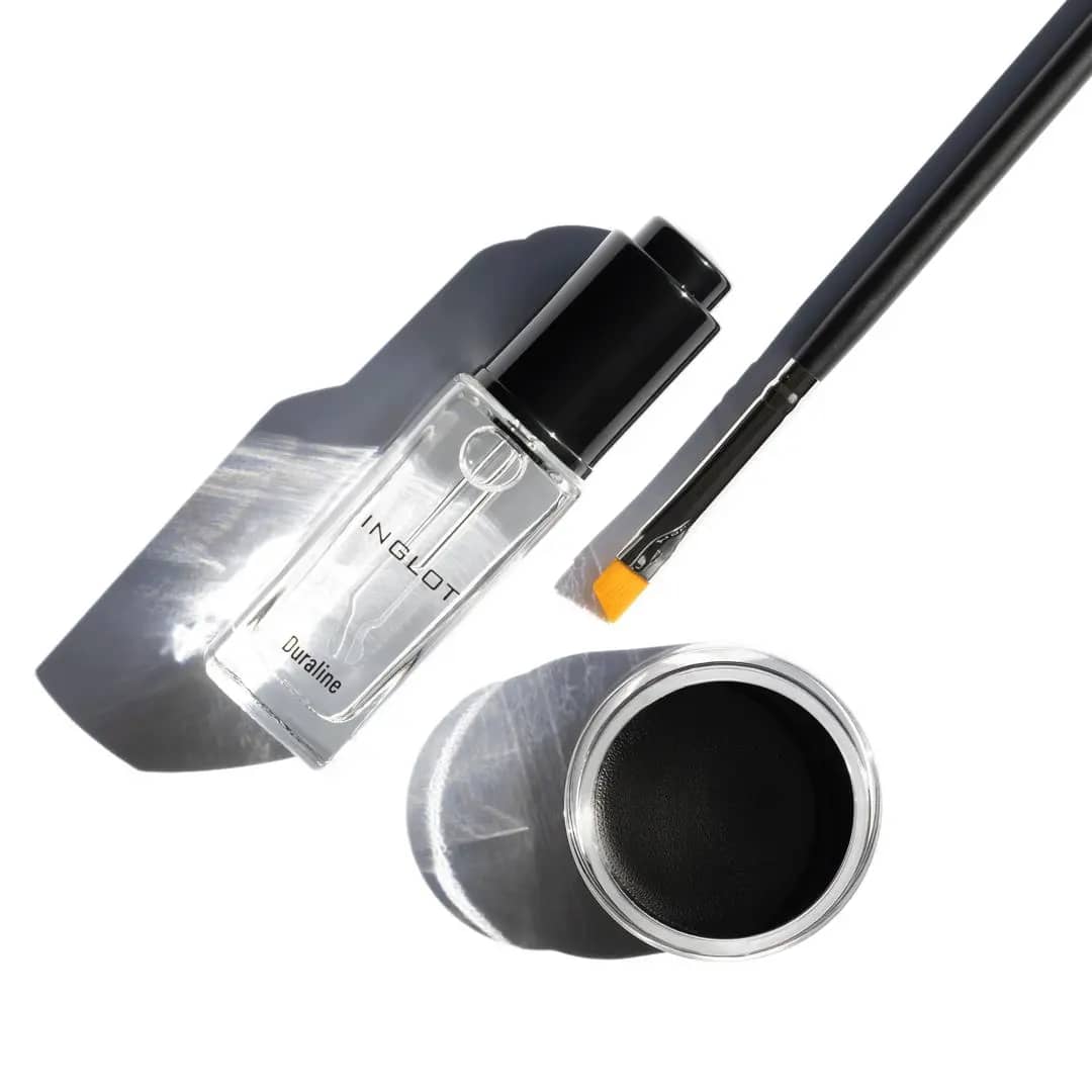 مجموعة أساسيات العين من إنجلوت (Inglot Eye Essentials Set) تحتوي على ثلاثة منتجات رئيسية لمكياج العيون.