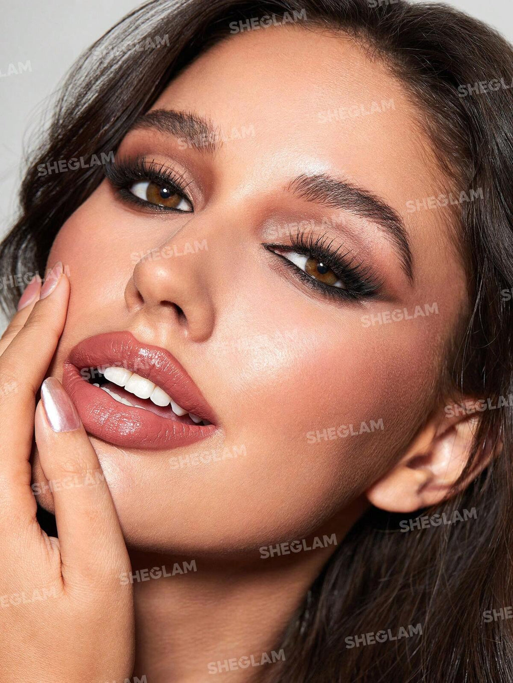 كحل شيكلام SHEGLAM EZ Glide Matte Eyeliner Pencil الذي يتميز بتركيبة كريمية ناعمة.