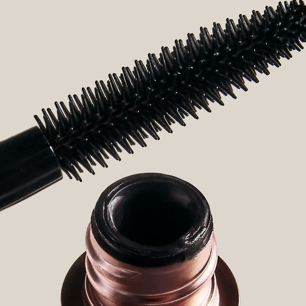 إن Farmasi Intense Lift ماسكارا احترافية ومغنية بالمكونات الفعّالة من إنتاج شركة فارمسي (Farmasi) التركية، وهي مصممة خصيصاً لتقديم رفع فوري، كثافة جريئة، وطول محدد للرموش من أول تمريرة وبدون تكتل